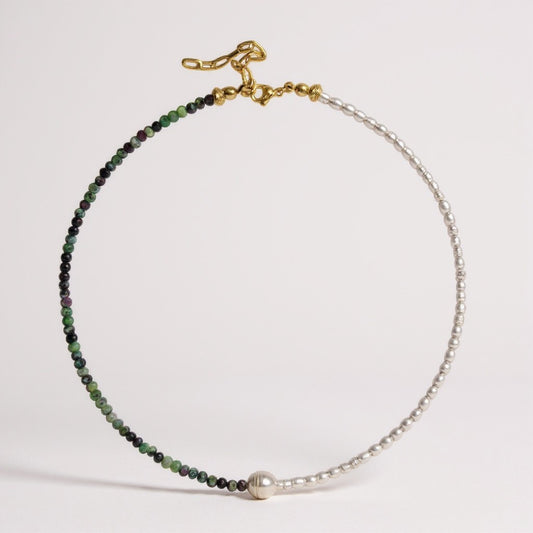 Anyolite and freshwater pearl necklace with a half-and-half design and central pearl bead