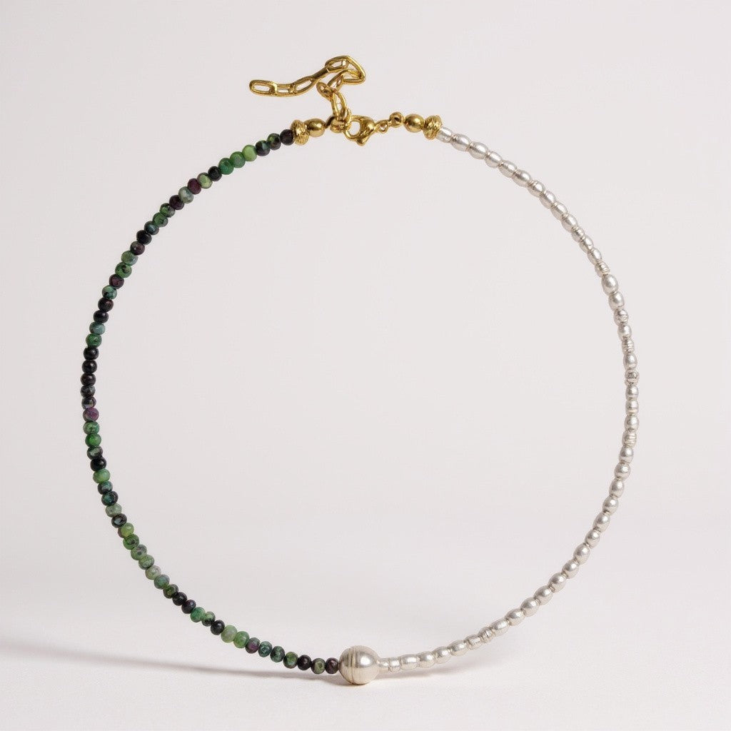 Anyolite and freshwater pearl necklace with a half-and-half design and central pearl bead