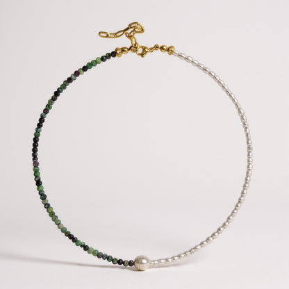 Anyolite and freshwater pearl necklace with a half-and-half design and central pearl bead